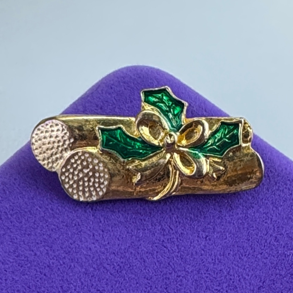 💛 Vintage Gold Plated Green Holly Log Brooch